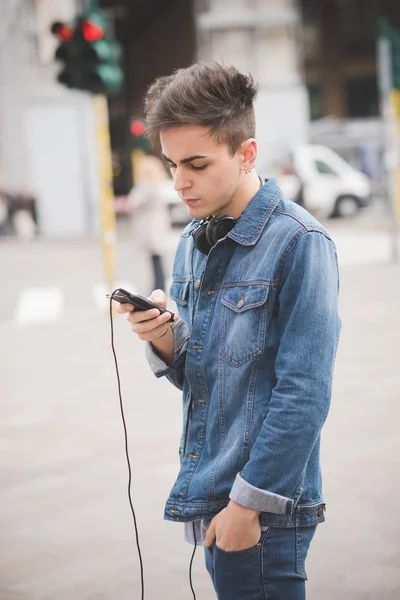 Όμορφος νεαρός με ακουστικά — Φωτογραφία Αρχείου