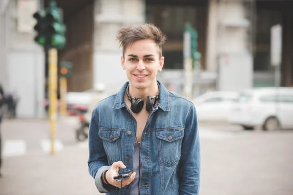 Souriant Jeune homme beau avec des écouteurs — Photo