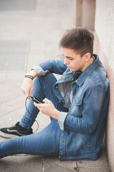 Mladý pohledný muž se sluchátky — Stock fotografie