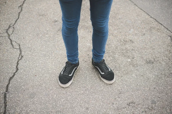 Nohy a boty mladého muže — Stock fotografie