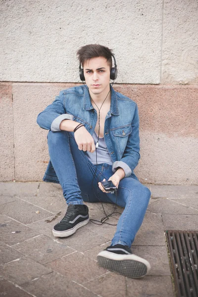 Joven con auriculares escuchando música —  Fotos de Stock