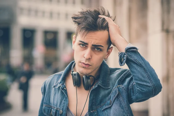 Hombre joven con auriculares — Foto de Stock