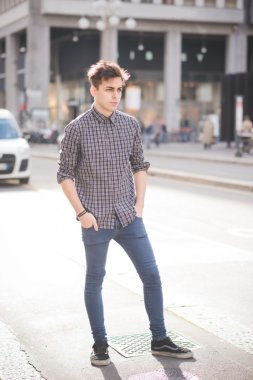 yakışıklı alternatif stil adam