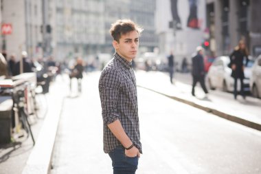yakışıklı alternatif stil adam