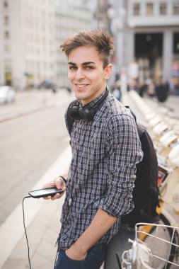 genç yakışıklı alternatif koyu model adam şehirde m için dinleme