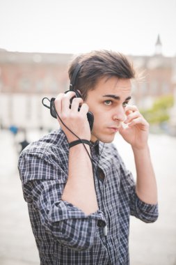 Kulaklıklı genç adam.