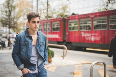 yakışıklı alternatif stil adam