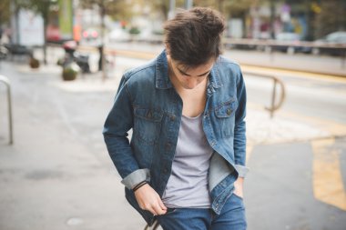 yakışıklı alternatif stil adam