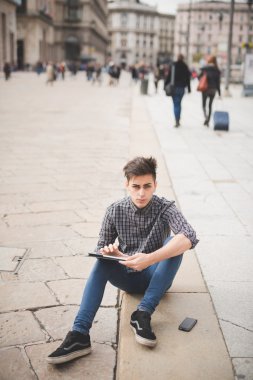 Tablet ile şehirde yakışıklı delikanlı