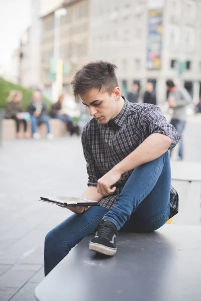 Jovem homem bonito com tablet na cidade — Fotografia de Stock