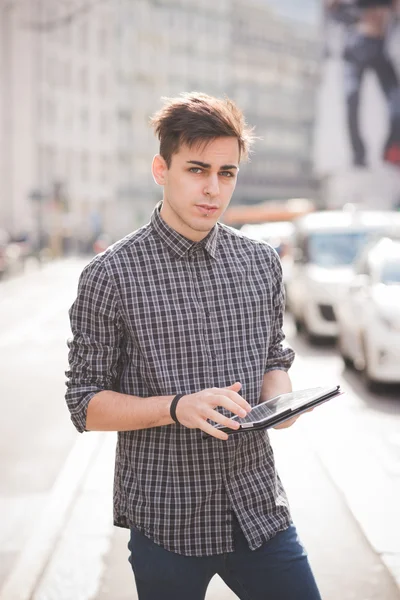 Giovane bell'uomo con tablet in città — Foto Stock
