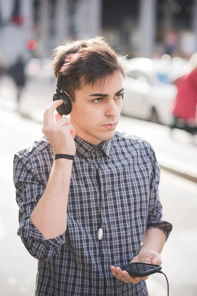 Jovem com fones de ouvido — Fotografia de Stock