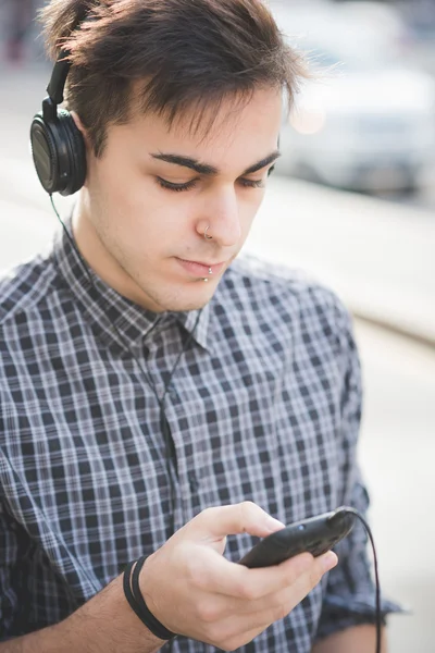 Jeune homme avec casque — Photo