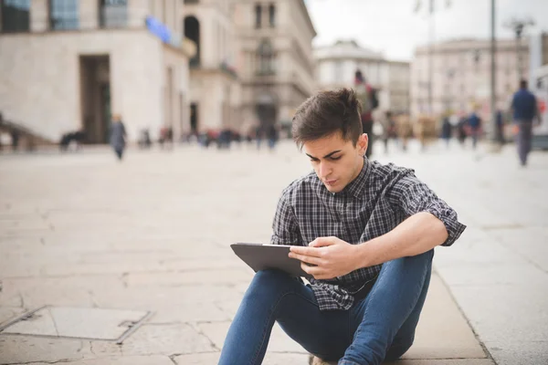 Jovem homem bonito na cidade com tablet — Fotografia de Stock