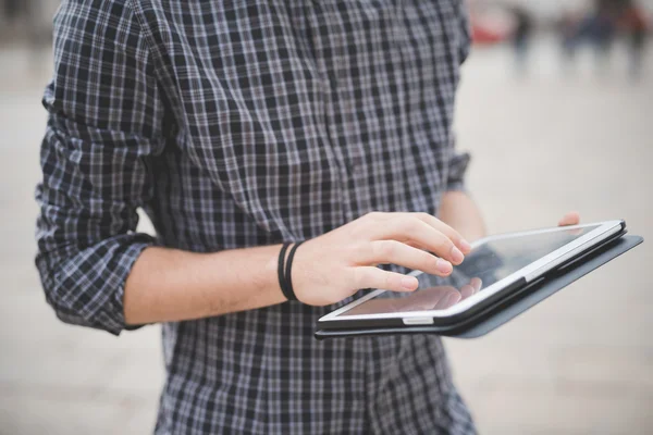 Uomo mani utilizzando dispositivo tecnologico — Foto Stock