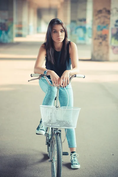 Brunette femme aux cheveux raides — Photo