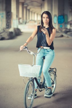 Düz saçlı esmer kadın