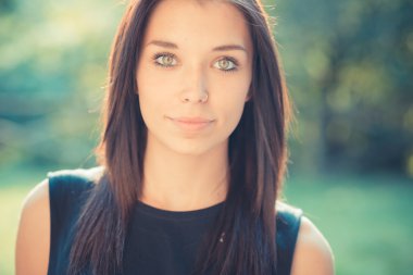 Düz saçlı esmer kadın