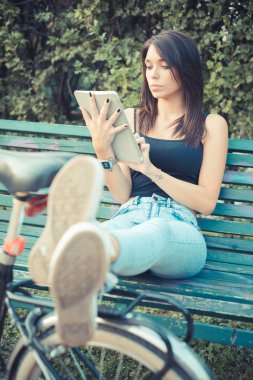 Düz saçlı esmer kadın