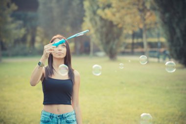 Düz saçlı esmer kadın