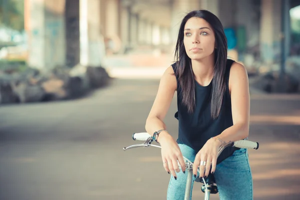 Brunette vrouw met rechte haren — Stockfoto