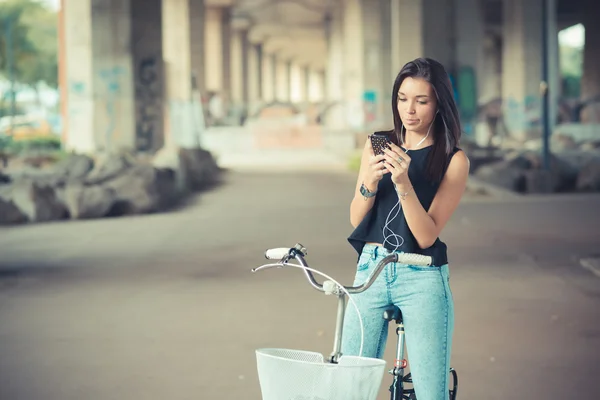 Brunette vrouw met rechte haren — Stockfoto