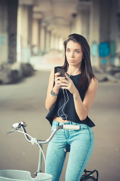 Brunetă femeie cu păr drept — Fotografie, imagine de stoc