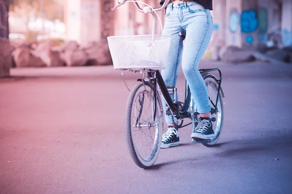 Bliska nogi kobiety na rowerze — Zdjęcie stockowe