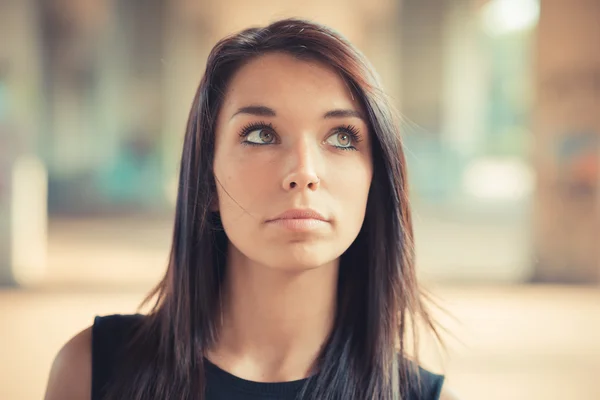 Brunette femme aux cheveux raides — Photo