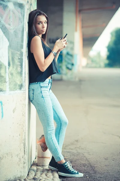 Brunette vrouw met rechte haren — Stockfoto