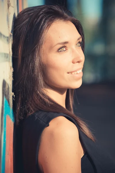 Brünette Frau mit glatten Haaren — Stockfoto