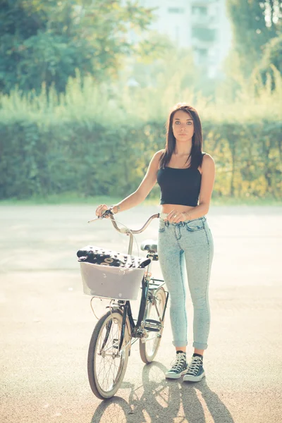 Brunette femme aux cheveux raides — Photo