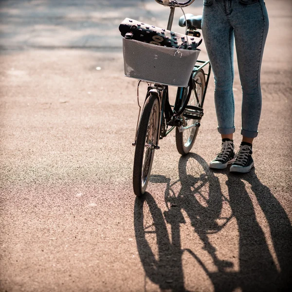 Primo piano di gambe donna in bicicletta — Foto Stock