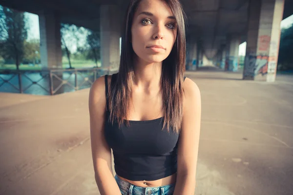 Mujer morena con cabello liso —  Fotos de Stock