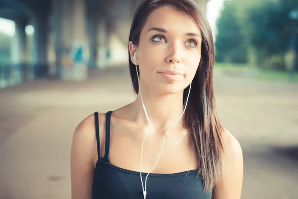 Brunette femme aux cheveux raides — Photo