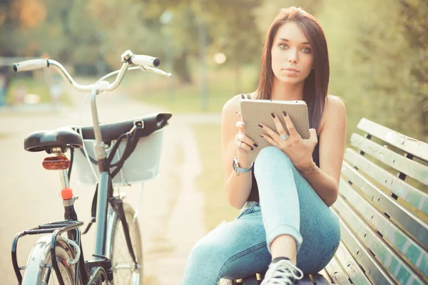 Brunette vrouw met rechte haren — Stockfoto