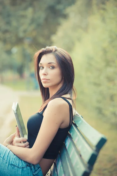 Brunette vrouw met rechte haren — Stockfoto