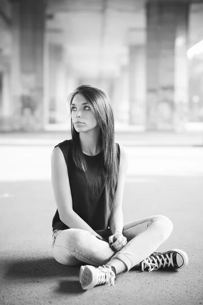 Mulher morena com cabelo liso — Fotografia de Stock