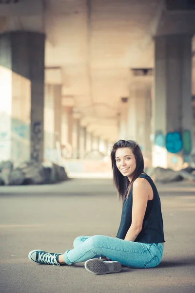 Brunette vrouw met rechte haren — Stockfoto