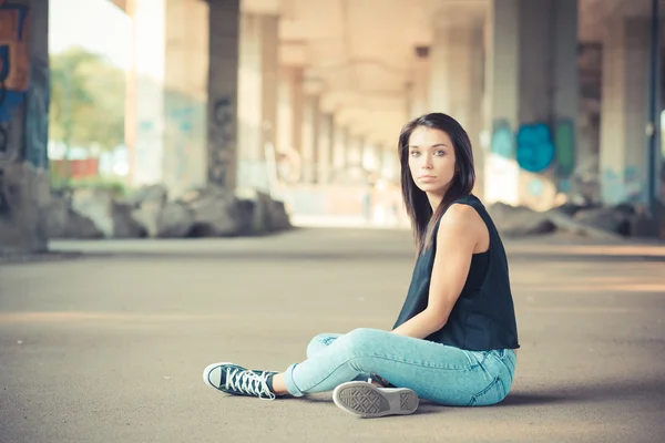 Bruneta žena s rovnými vlasy — Stock fotografie