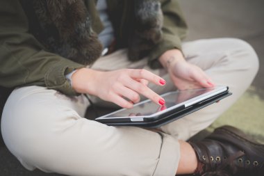 Kadın el tablet kullanma