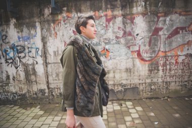 kısa saçlı güzel hipster kadın