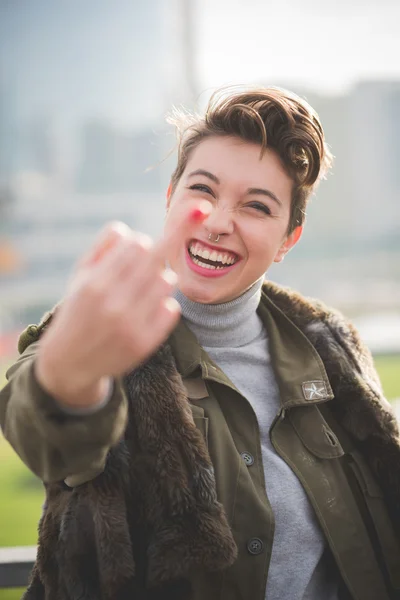 Hipster-Frau zeigt Mittelfinger — Stockfoto
