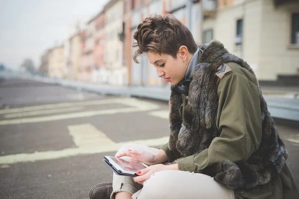 Hipster kadın tablet ile — Stok fotoğraf