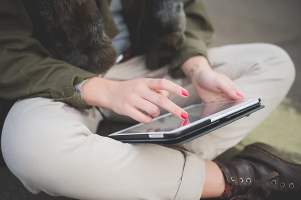 Mulheres mãos usando tablet — Fotografia de Stock