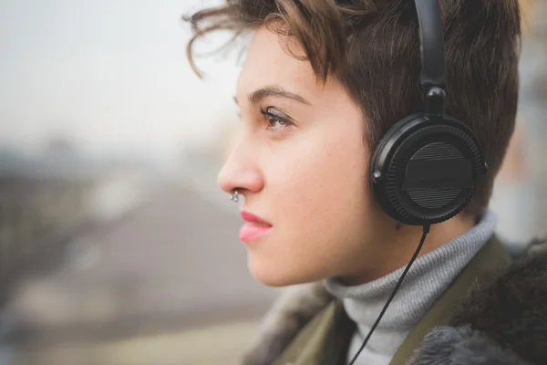 Hipster kobieta w słuchawkach — Zdjęcie stockowe