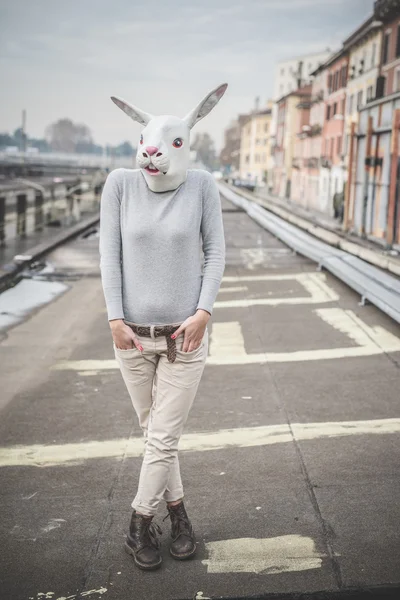 Сюрреалістична жінка з маскою кролика концептуальний постріл — стокове фото