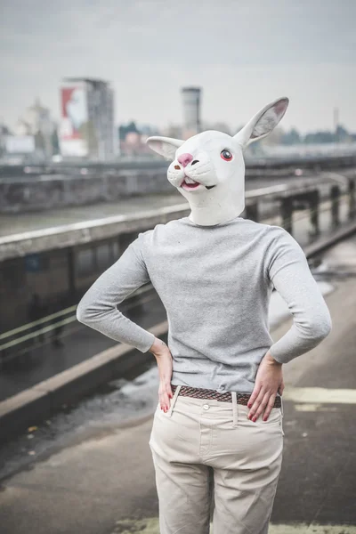 Vurdum tavşan maskesi - kavramsal gerçeküstü kadın — Stok fotoğraf