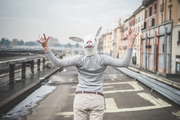 Сюрреалистичная женщина в маске кролика - концептуальный кадр — стоковое фото