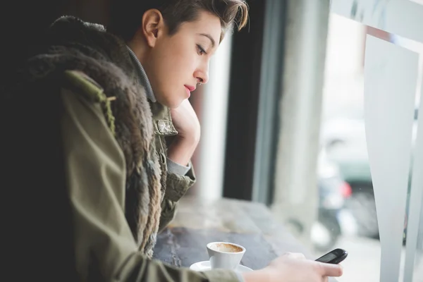 Jonge mooie korte haren hipster vrouw — Stockfoto